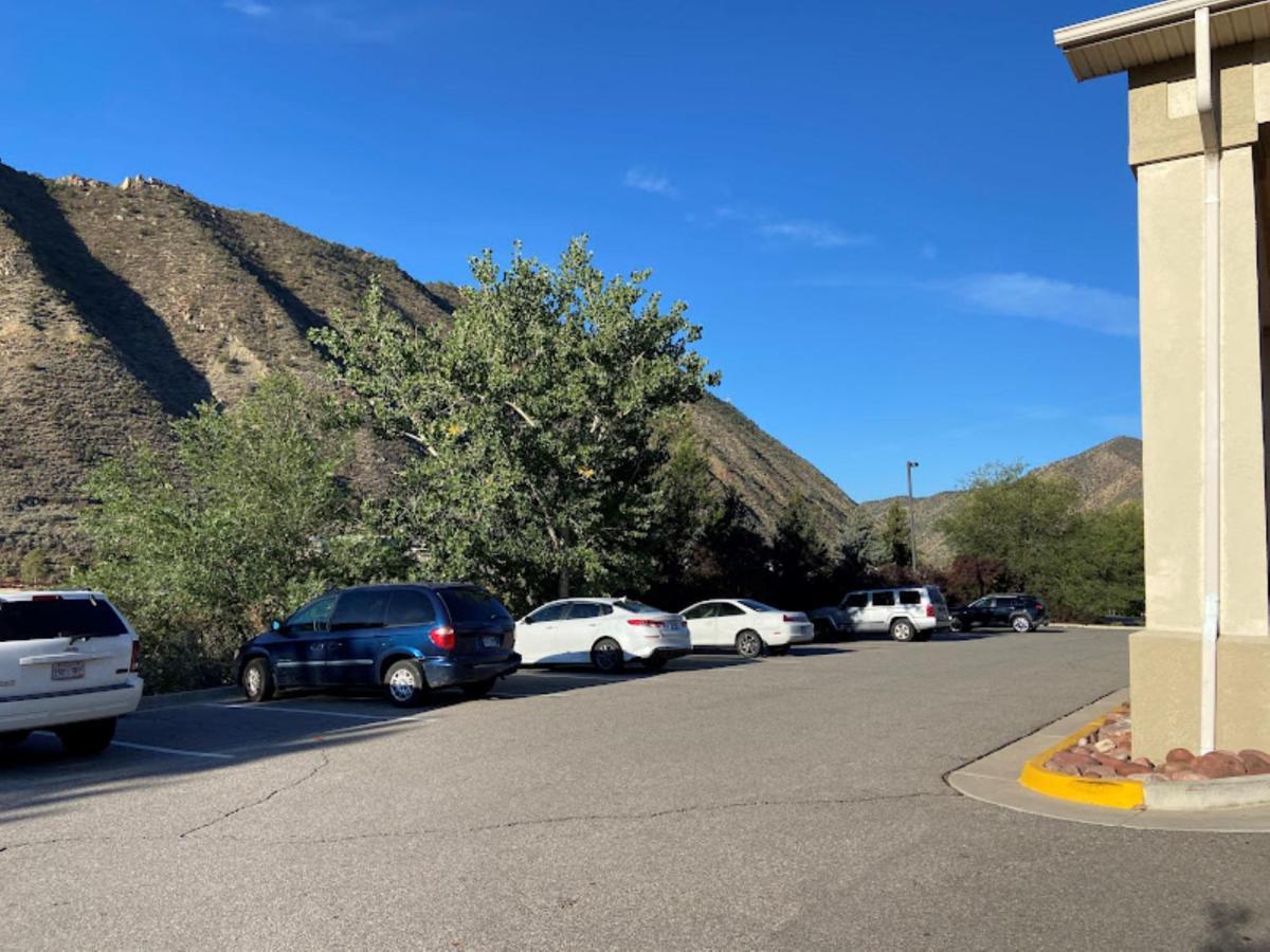 Wingate By Wyndham New Castle - Glenwood Springs Hotel Exterior photo